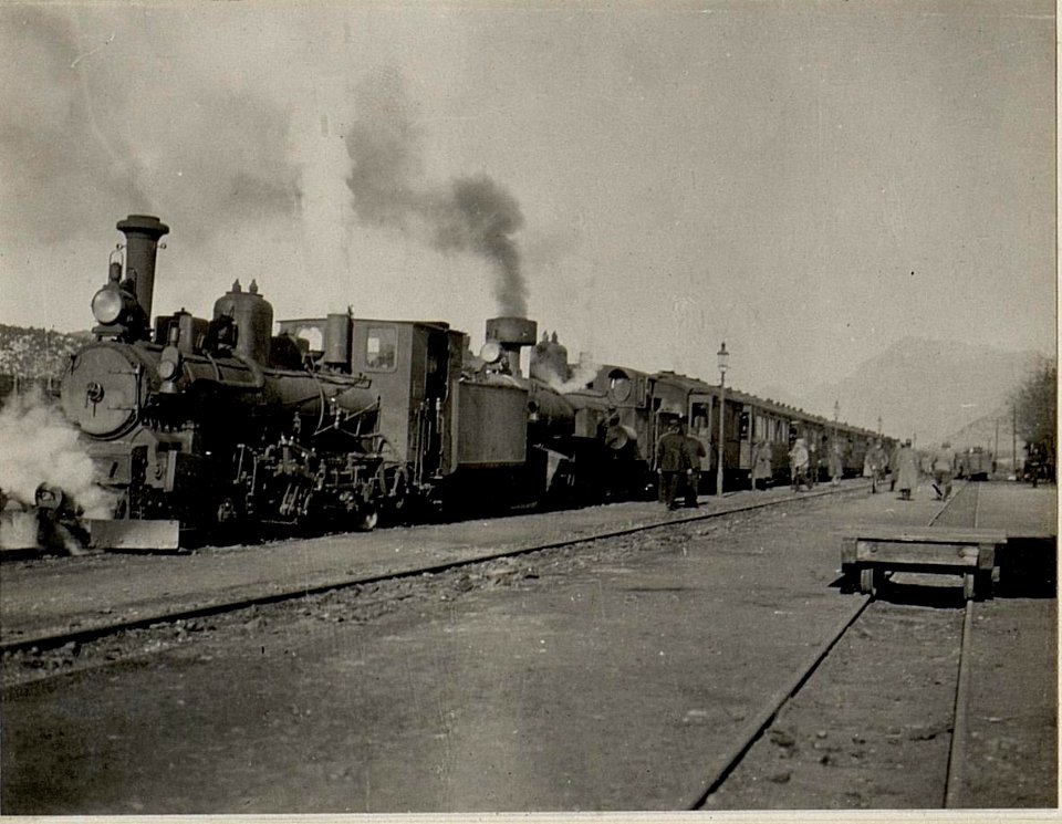 Auf der Fahrt nach Cattaro. (Das reisende Armeekommando.) Frühstückstation. Aufgenommen, am 12. Februar 1916. (BildID 15532430)