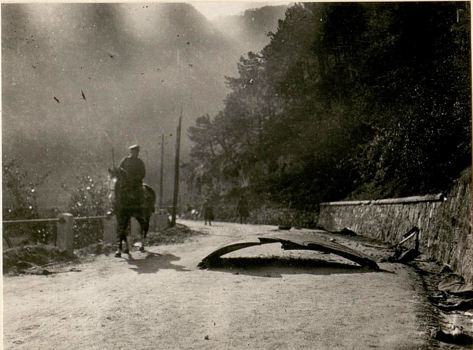 Auf der Strasse liegender Teil der gesprengten Panzerkuppel von Chiusaforte. (BildID 15507458)