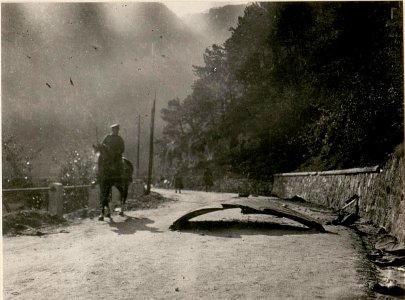 Auf der Strasse liegender Teil der gesprengten Panzerkuppel von Chiusaforte. (BildID 15507458)