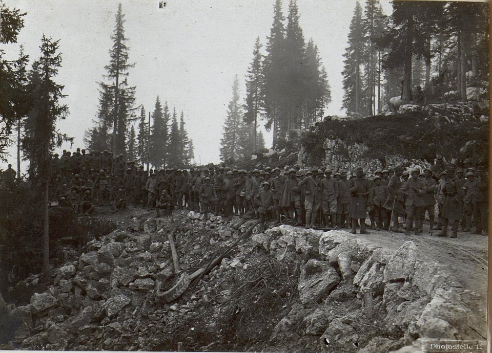 Auf der Straße gegen Mandrielle. Abtransport italienischer Gefangener. (BildID 15645643)