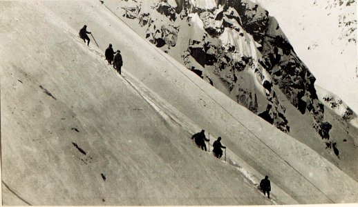 Auf dem Steilhang des Cardinal, Abstieg angeseilter Soldaten. (BildID 15584851)