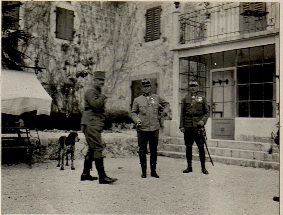 Auf der Terasse in Nikitas Sommerwohnsitz in Rijieka.Gen.Obst. von KöVESS im Gespräch mit Oberst d.G.WALLENSDORFER (E.K.) Oberst ZUBER, Gen.Obst.von KöVESS und Obstlt.d.G.HITTL. (BildID 15533242)