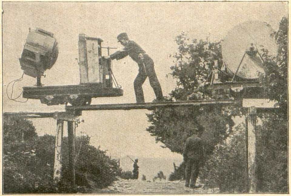 Auf Feldbahnuntergestellen aufmontierte große Scheinwerfer der schweizerischen Grenztruppen. In 'Illustrierte Geschichte des Weltkrieges 1914-15. DritterBand.' (OÖ Landesbiliothek. Signatur II-21465-3)