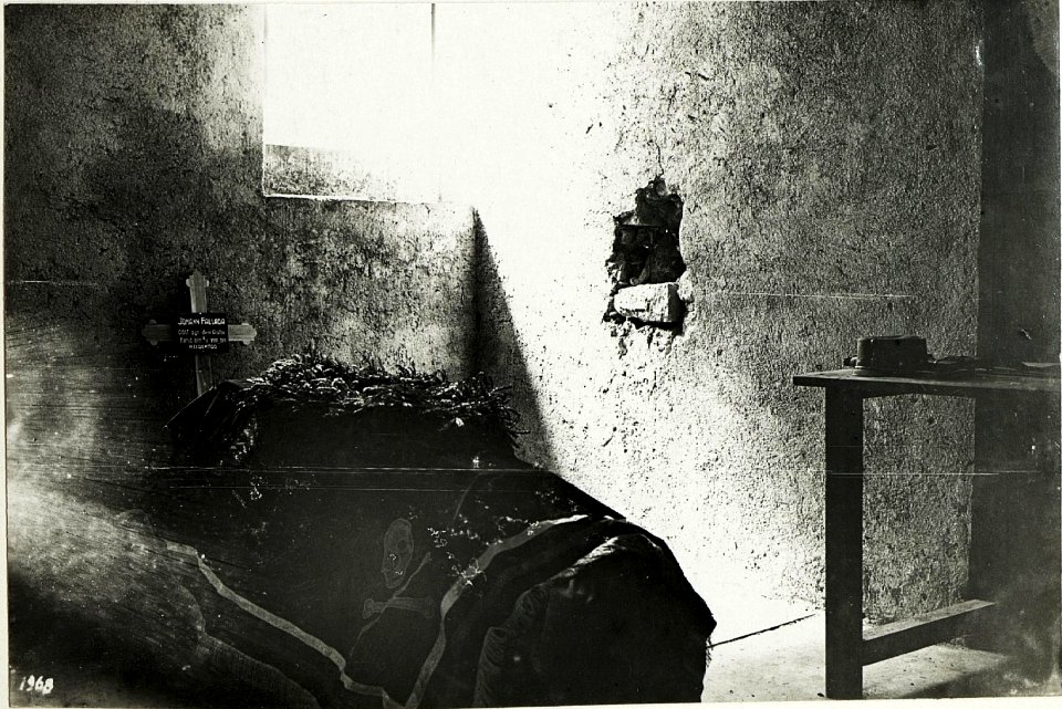 Aufbahrung des am Gefechststandpunkt beim Angriff auf Pasubio gefallenen Kameraden Oberleutnant. zgt.d.Glstbe. Johann Fallada, 2.7.1916. (BildID 15587882)