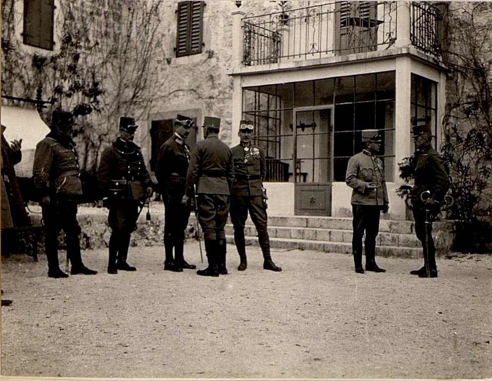 Auf der Terasse in Nikitas Sommerwohnsitz in Rijeka. Gen.Obst. von KöVESS im Gespräch mit Oberst d.G. WALLENSDORFER (E.K.) Aufgenommen in Rijeka am 14. März 1916. (BildID 15533235)