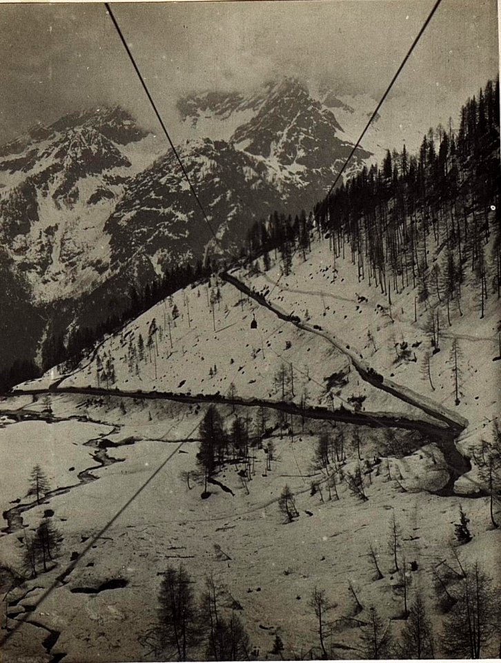 Aufnahme von der 40m hohen Stütze gegen die Seilbahnwinkelstation. (BildID 15583311)