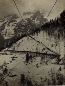 Aufnahme von der 40m hohen Stütze gegen die Seilbahnwinkelstation. (BildID 15583311)