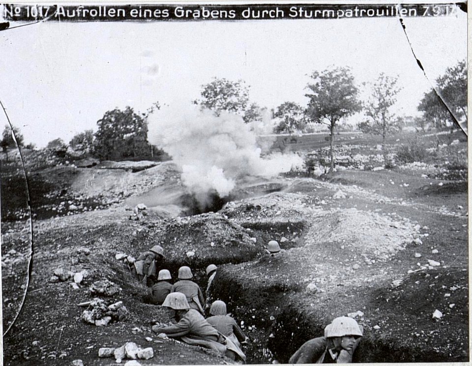 Aufrollen eines Grabens durch Sturmpatrouillen.7.9.17. (BildID 15603539)