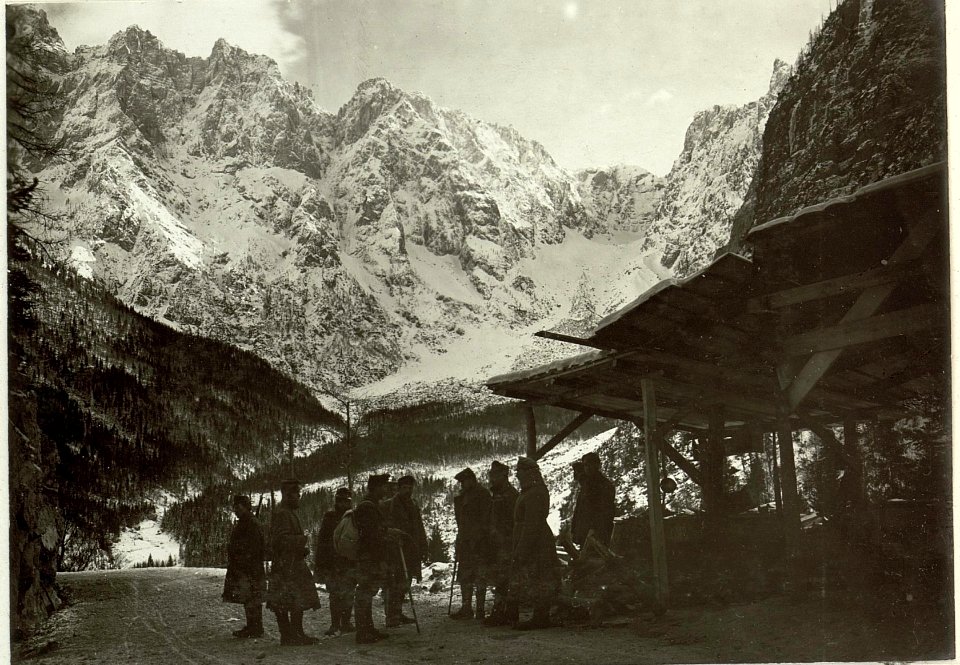 Aufstieg von Kronau zur Passhöhe. Blick von der Straße gegen Südost auf Skerlatica. (BildID 15464390)