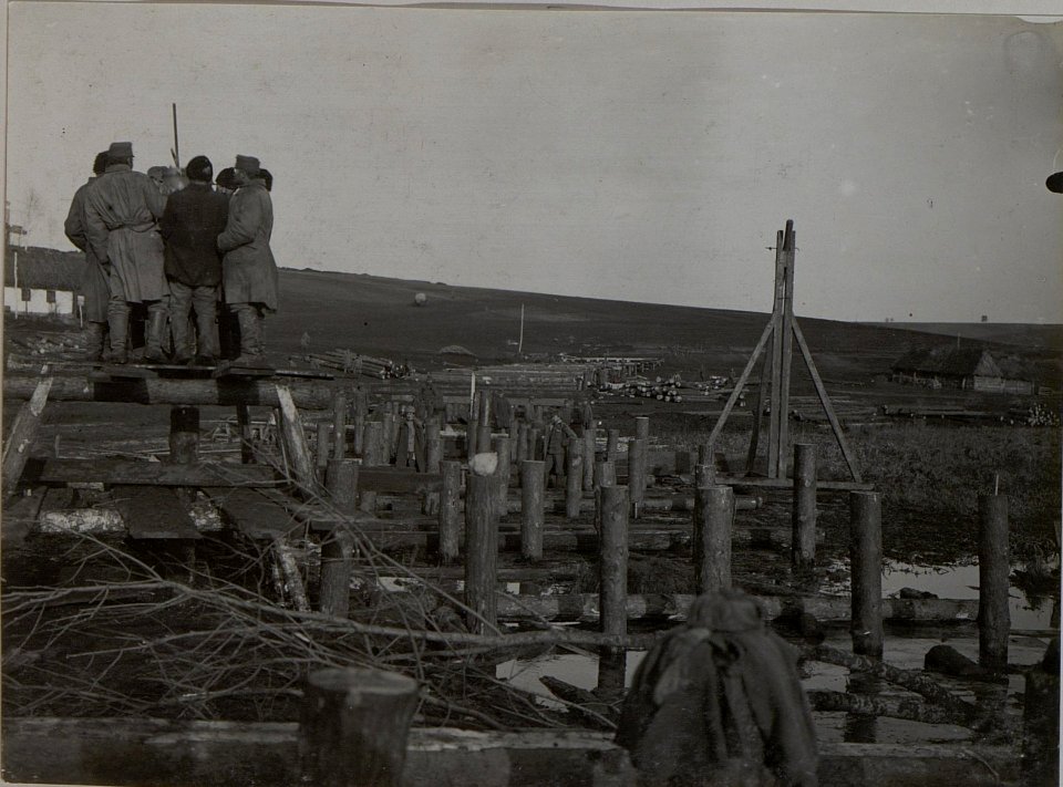 Aufsetzen der Kappschwellen, aufschlagen der Balken und nachpilotieren der Joche bei Bielogorodek (BildID 15442608)