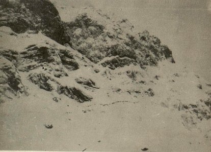 Aufstieg zur Oregonestellung. Blick nach Südwesten mit Schnee schaufelnden Russen. (BildID 15471849)