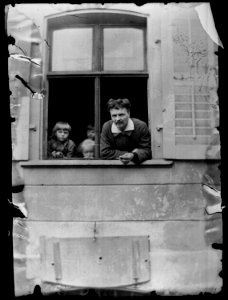 August Strindberg med barnen Karin, Greta och Hans i ett fönster, Gersau, Schweiz - Nordiska Museet - NMA.0033025