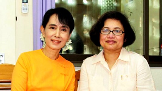 Aung San Suu Kyi visits VOA Burmese Service