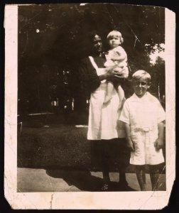 Aunt Saphronia Alexander with children in her care LCCN2015652120