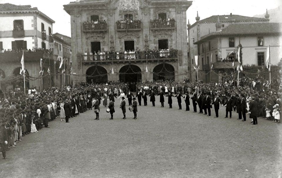 Aurresku de honor con motivo del I Congreso Internacional de Estudios Vascos de Eusko Ikaskuntza en la localidad de Oñati (1 de 1) - Fondo Car-Kutxa Fototeka