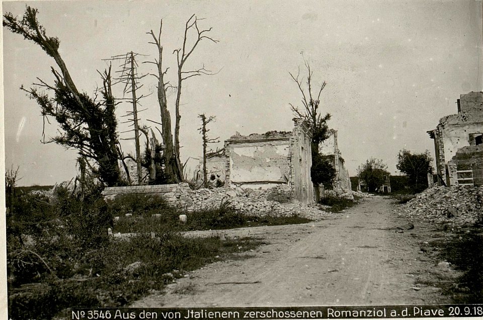 Aus dem von Italienern zerschossenen Romanziol am Piave (BildID 15624240)