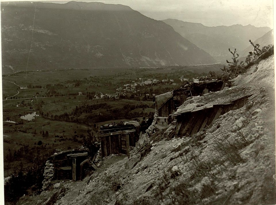 Aus der Schwarmlinie am Rombonhange mit Blick auf FLITSCH. Aufgenommen am 7. Oktober 1915. (BildID 15461112)