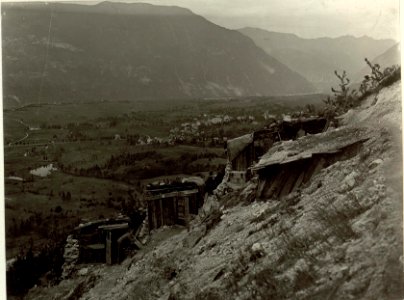 Aus der Schwarmlinie am Rombonhange mit Blick auf FLITSCH. Aufgenommen am 7. Oktober 1915. (BildID 15461112)