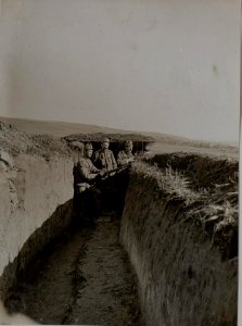 Aus der Deckung auf russische Stellungen schiessende Soldaten Kolonia Turkowizy des Infanterieregimentes 84 (BildID 15442440) photo