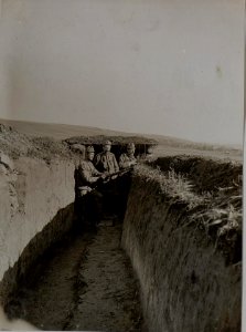 Aus der Deckung auf russische Stellungen schiessende Soldaten Kolonia Turkowizy des Infanterieregimentes 84 (BildID 15442440)