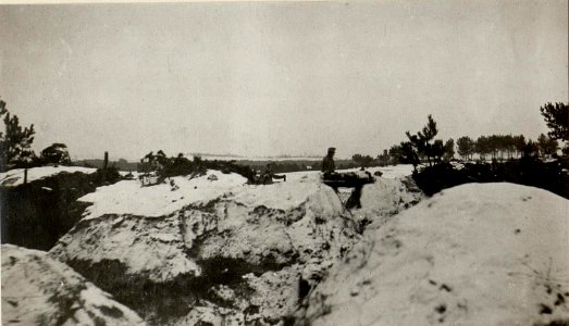 Aus der Stellung des Feldjbaons 31 vor Kotovice (rechtes Bild) Im Hintergrunde auf dem Höhenrücken von Kotovice. (BildID 15537724)