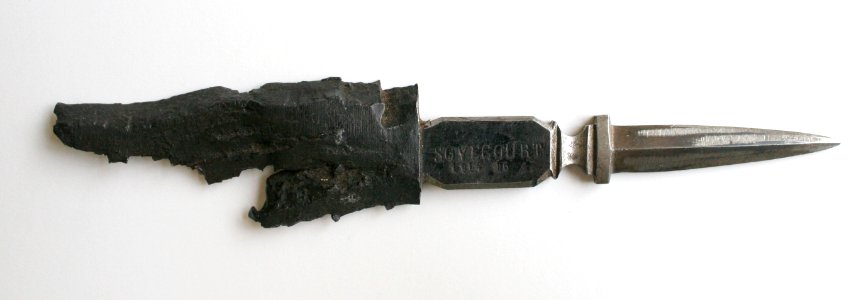 Aus einem Granatsplitter gefertigtes Messer