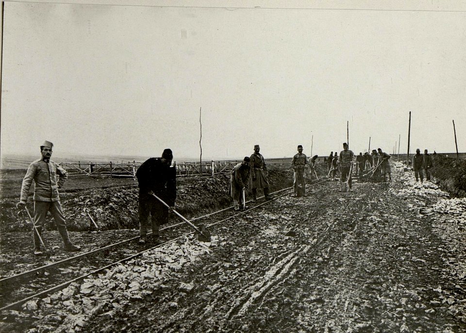 Ausbessern der Feldbahn mit Strassenbau und Soldatenfriedhof. Aufgenommen am 12. IV. 1916. (BildID 15537157)