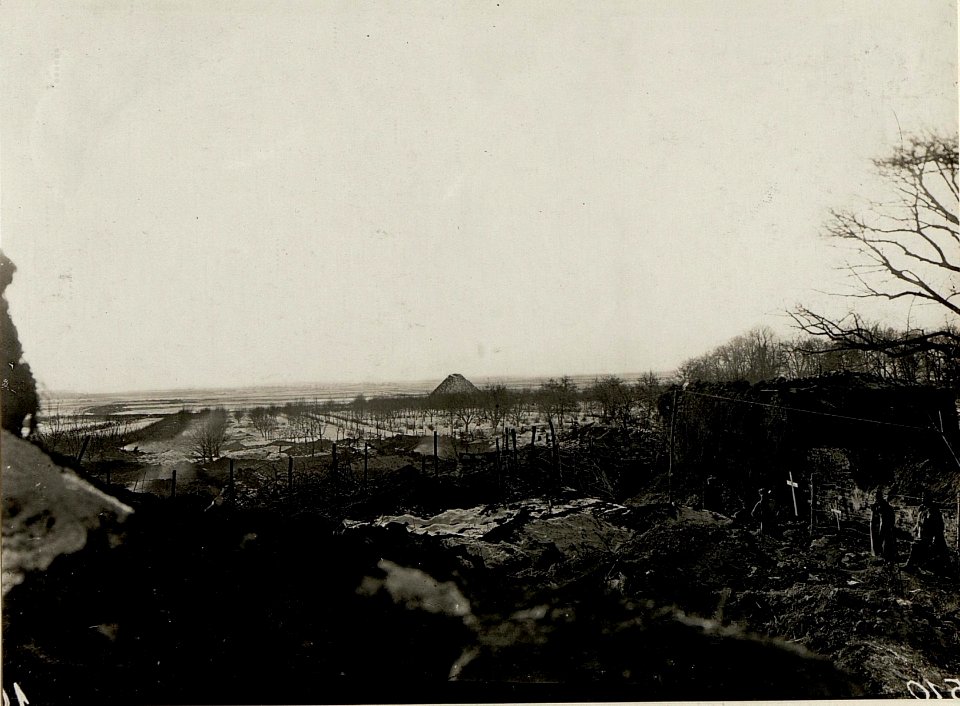Ausblick aus dem Artlleriebeobachterstand auf die Schanze bei Czarkov, Vorne spanische Reiter rechts Gräben des I.R.72. (BildID 15539446)