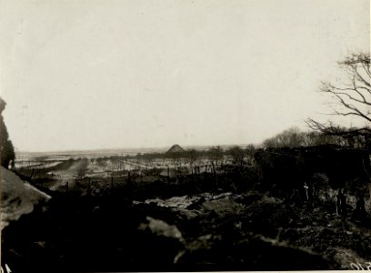 Ausblick aus dem Artlleriebeobachterstand auf die Schanze bei Czarkov, Vorne spanische Reiter rechts Gräben des I.R.72. (BildID 15539446)