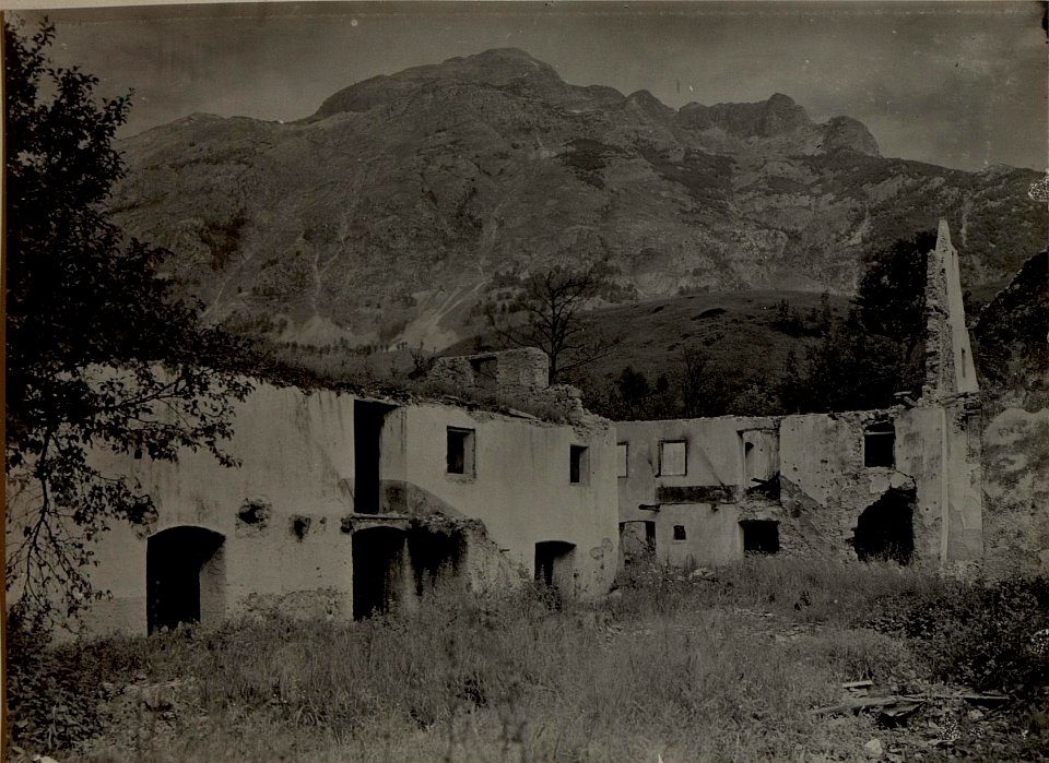 Aus. KERSCHOWEC, Hintergrund Monte CANIN. Aufgenommen am 4. Juni 1916. (BildID 15478899)