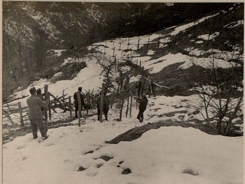 Ausbesserung zerschossener Drahtverhaue auf Kote 806, aufgenommen am 19. April 1916 (BildID 15473444)