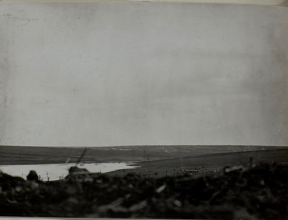 Ausblick vom Zugsbeobachtungsstand, 3.Zug der 11-56 Feldkompagnie gegen die Ruine, Pfarrhaus und Schloss PILAWA mit russischen Stellungen. (BildID 15450631)