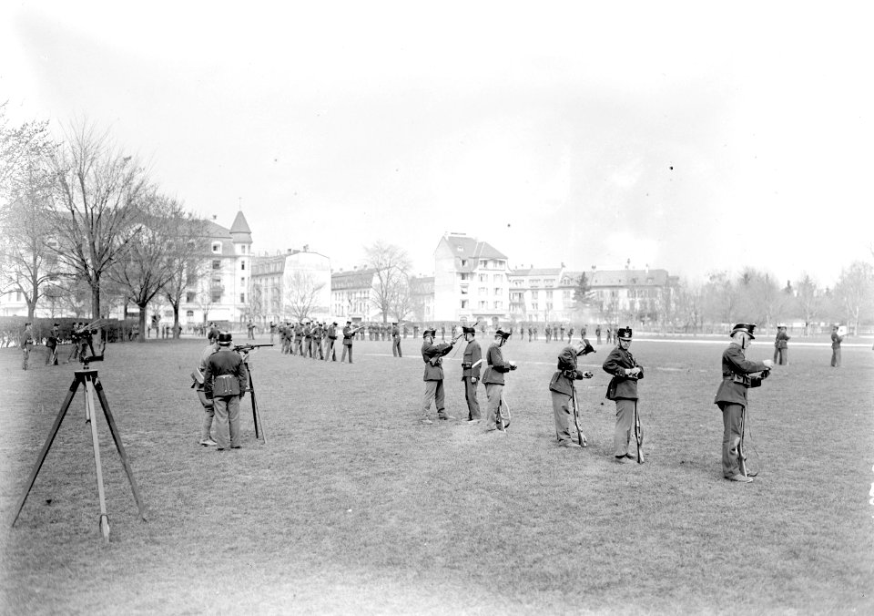 Ausbildung am Gewehr in der Infanterie Rekrutenschule - CH-BAR - 3239499