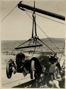 Ausladen des Batteriekommandofahrzeugs (BildID 15545567)
