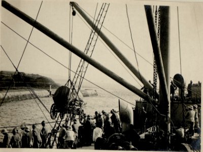 Ausladen eines Trainfuhrwerkes der 21. Haubitzenbatterie in Canakkale (BildID 15545595)