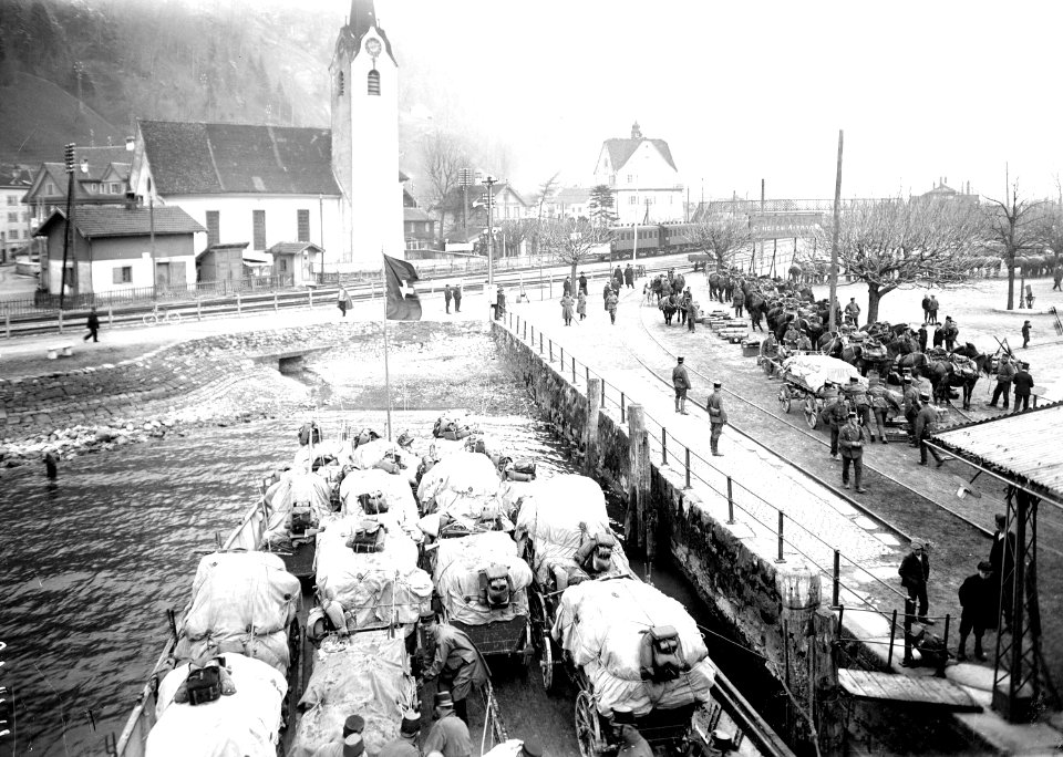 Ausladen der Fuhrwerke in Flüelen - CH-BAR - 3240387