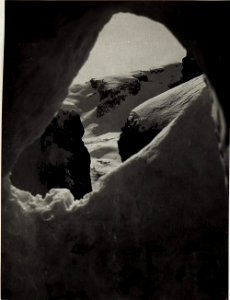 Aussicht aus einem Schneestollen von der Fanesscharte gegen Lagazuoi. In der Bildermitte, die kleinen Punkte, Baonskommando. (BildID 15578549)
