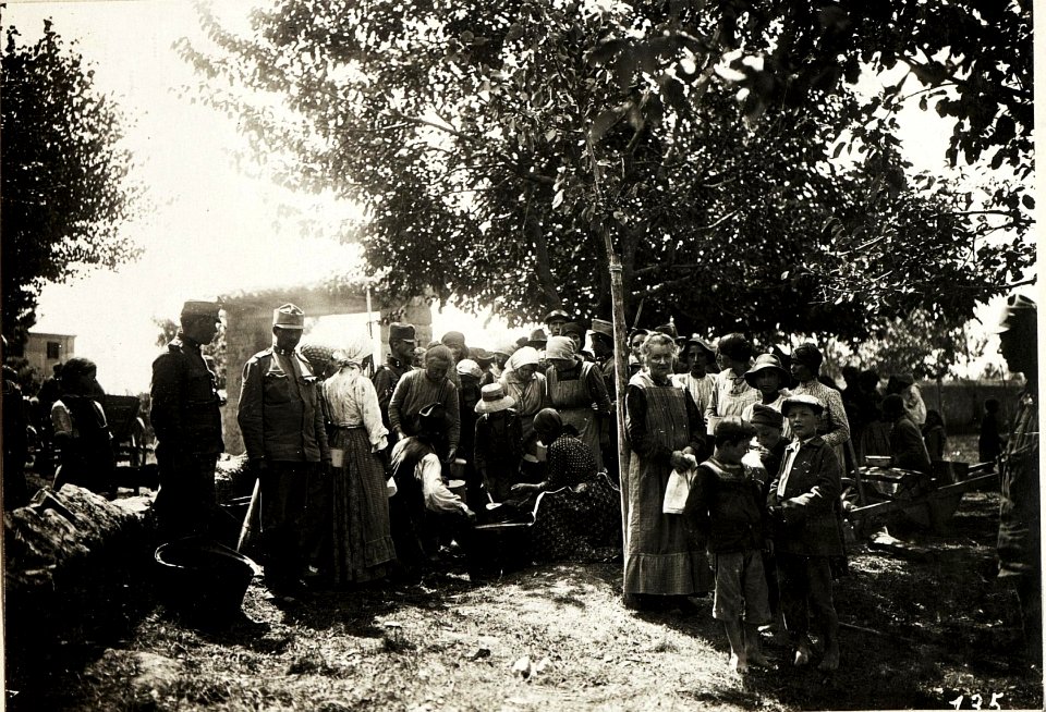 Ausspeisung von Görzer Flüchtlingen in Haidenschaft (BildID 15595090)