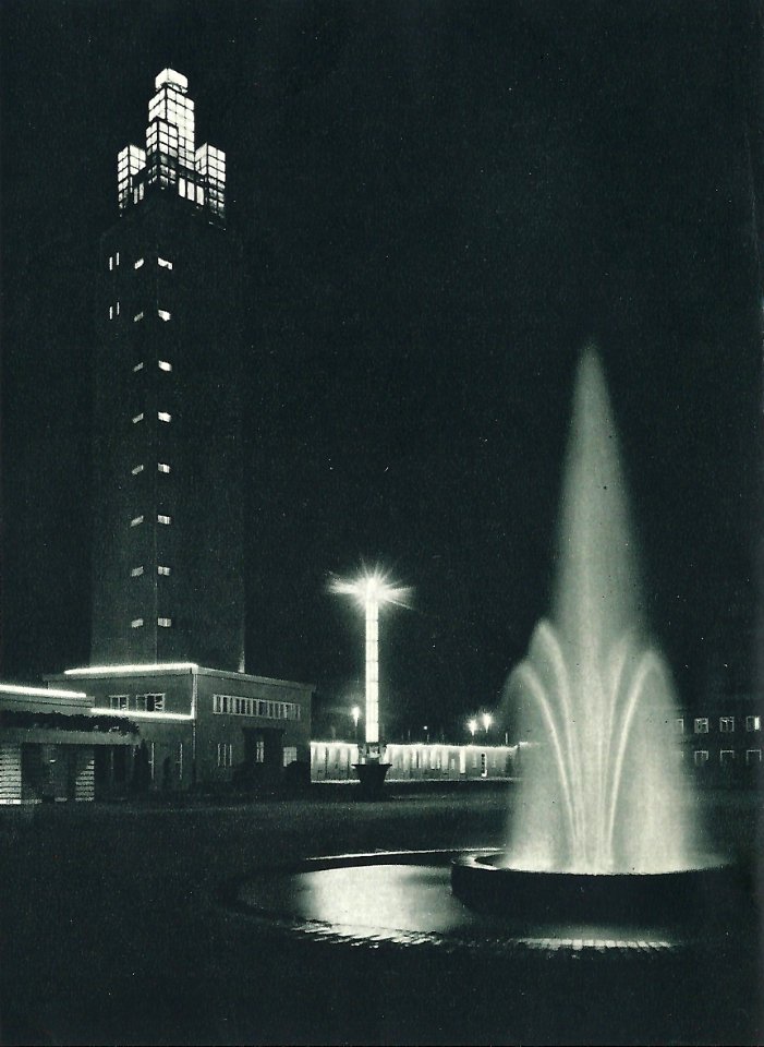Ausstellungsgelände Ehrenhof mit Turm und Leuchtbrunnen