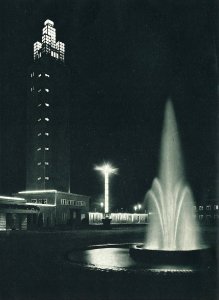 Ausstellungsgelände Ehrenhof mit Turm und Leuchtbrunnen