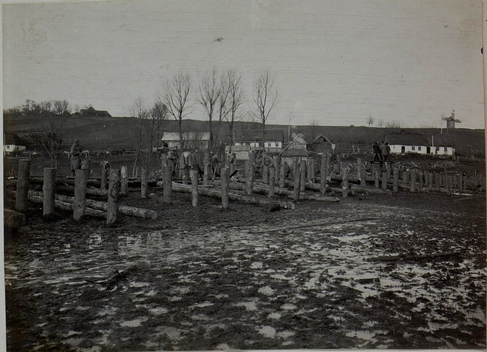 Auslegen der Kappschwellen zu den Jochen, Bau des Prügelweges neben der Brücke bei Bielogorodek, um den Verkehr der Feldbahnen und der Wägen bis zur Beendigung der Brücke aufrecht zu erhalten (BildID 15442615)