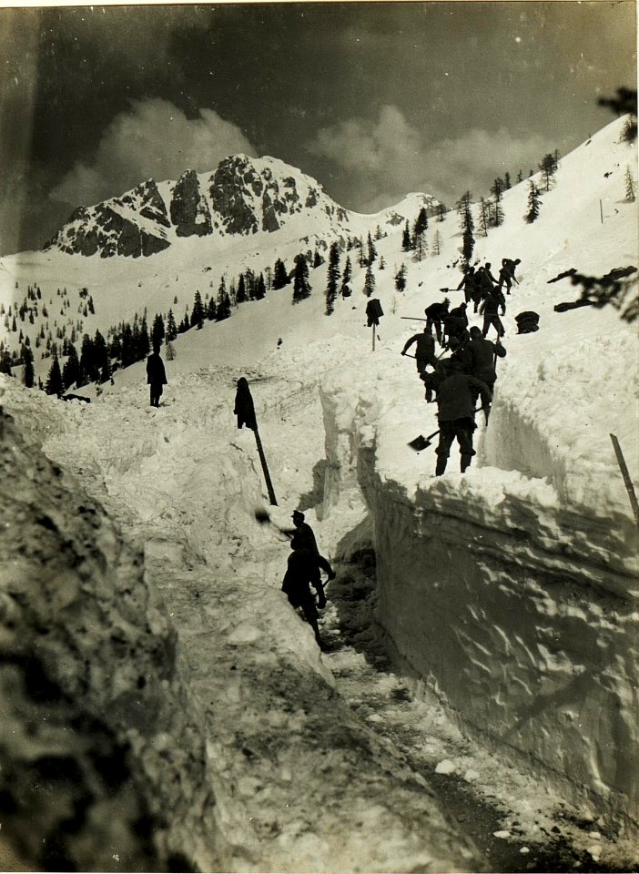 Ausschaufeln der Nassfeldstrasse, Hintergrund Gartnerkofel. (2-5.1917.) (BildID 15500526)