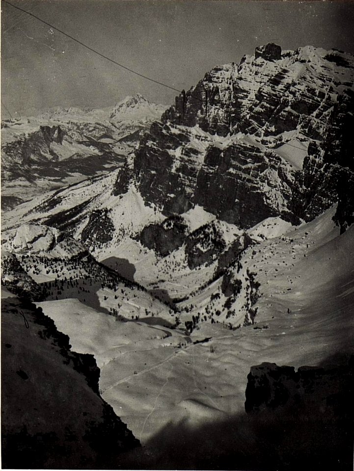 Aussicht von der Fanesscharte aus, Blick gegen Sarebach (Winkelstation) der Seilbahn, Stern - Pasettilager deutlich sichtbar. (BildID 15578493)