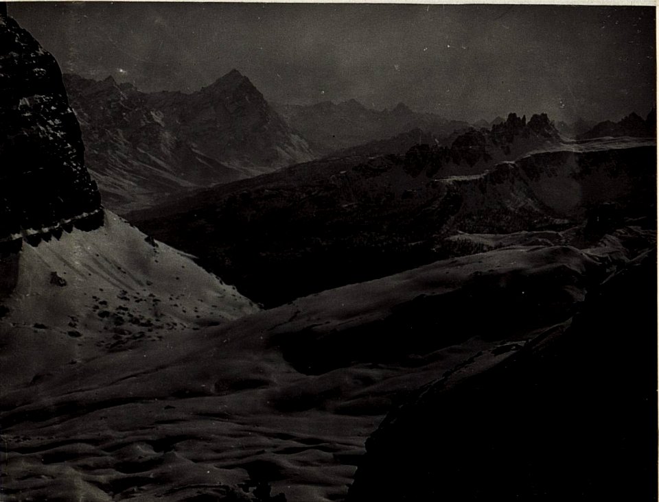 Aussicht von der Fanesscharte, Punta Cima und ganz rechts, die schwarzen Felsentürme, Cinque Torri mit feindlichen Stellung. (BildID 15578514)