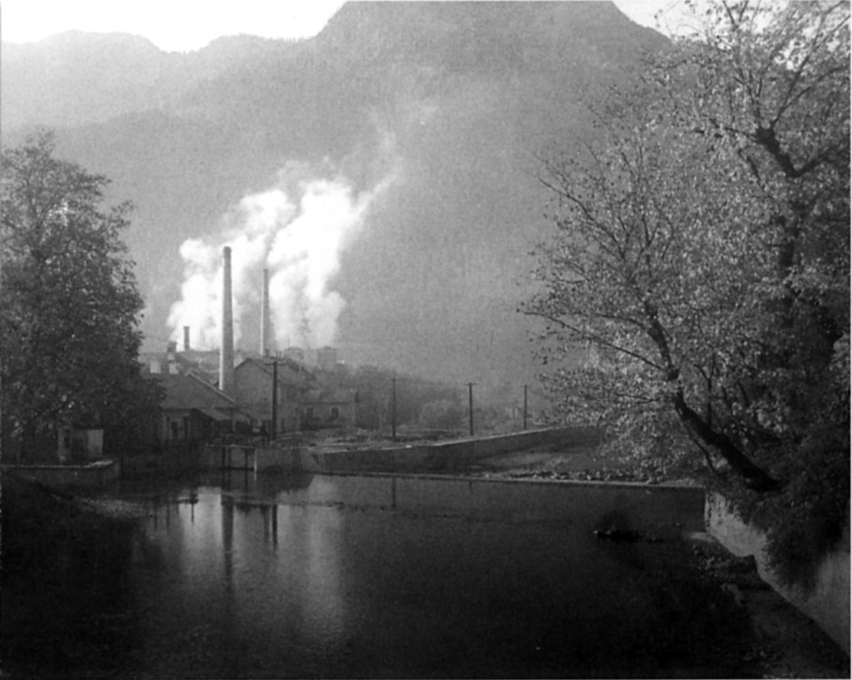 Aussee - Sudhäuser - davor die gestaute Traun - 1912