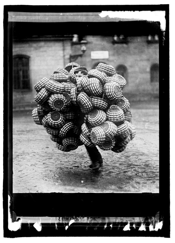 Austria. A basket peddler LCCN2016821586