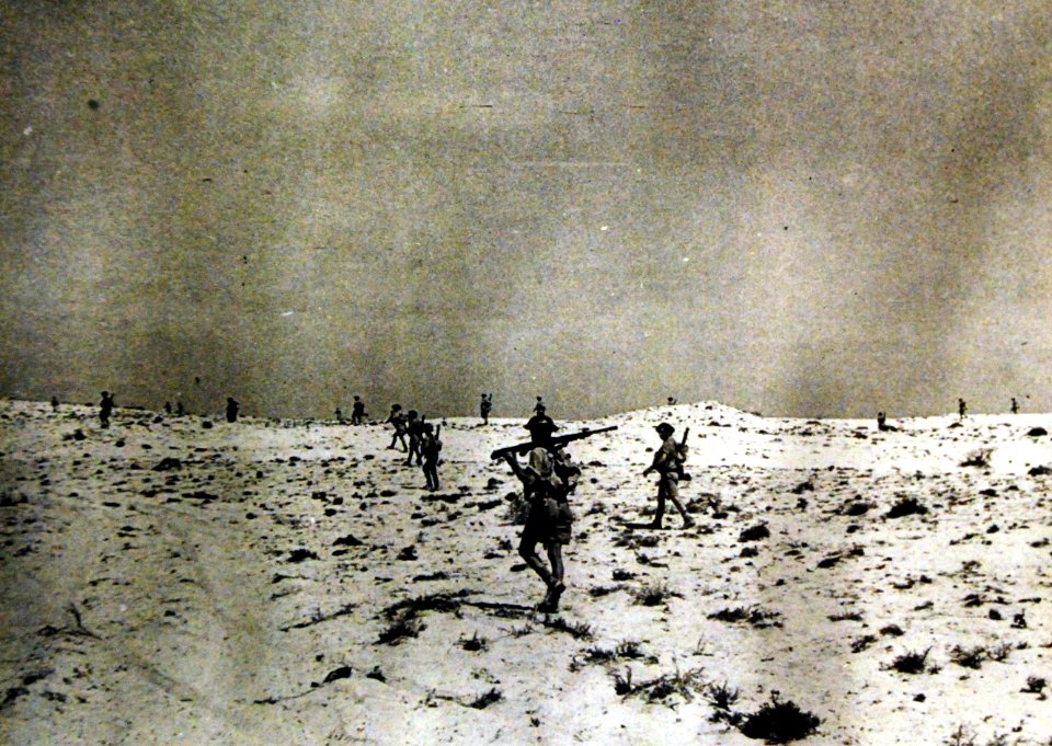 Australian infantry advancing over the sand-dunes in western desert in North Africa, 1942 (24595614649)