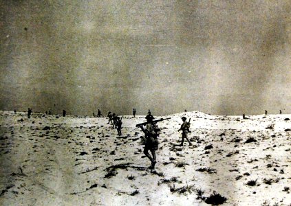 Australian infantry advancing over the sand-dunes in western desert in North Africa, 1942 (24595614649)