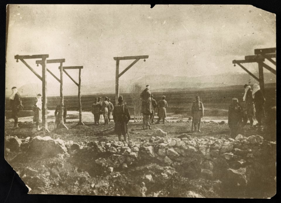 Austrian soldiers executing Serbians by hanging LCCN2014646270