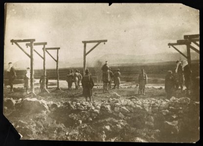Austrian soldiers executing Serbians by hanging LCCN2014646270